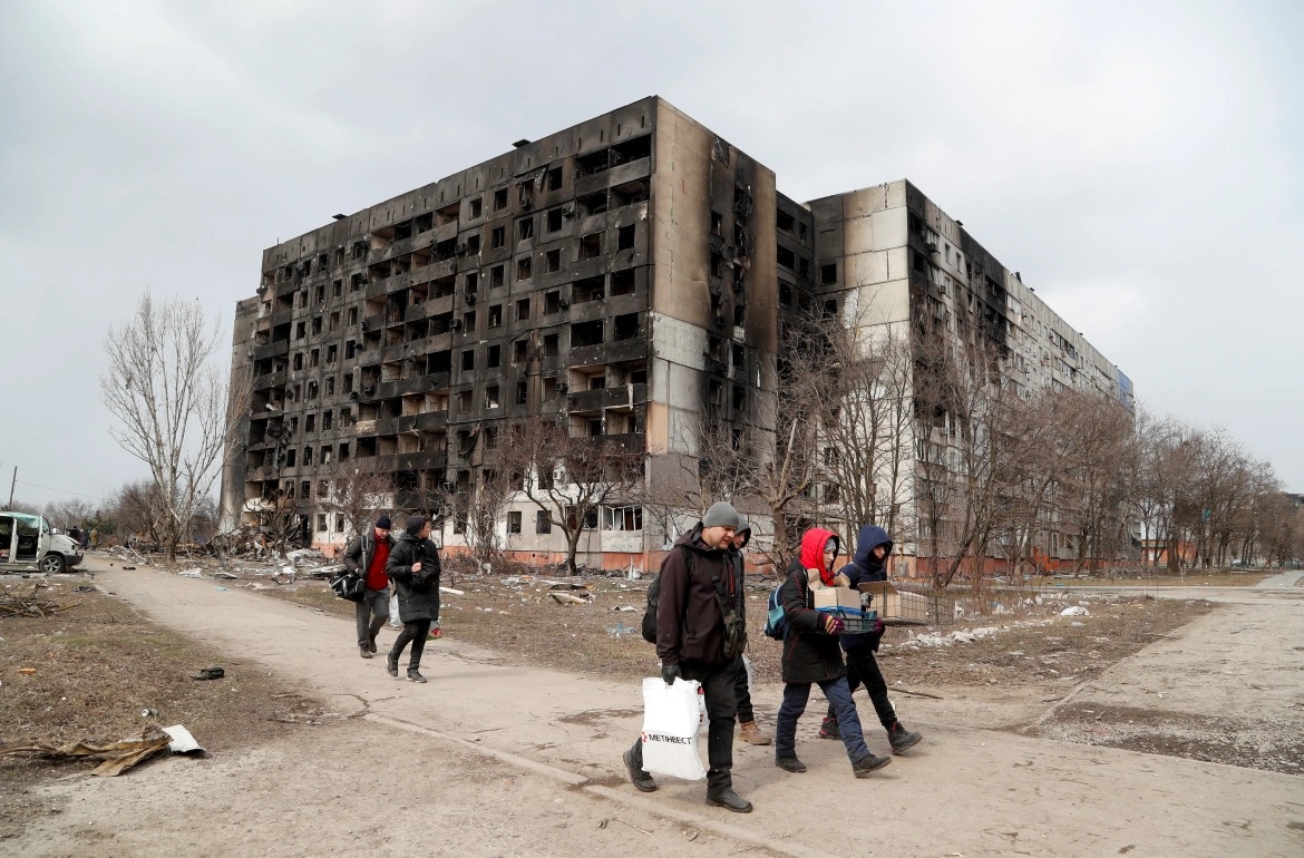 Residents flee the besieged Ukrainian city of Mariupol