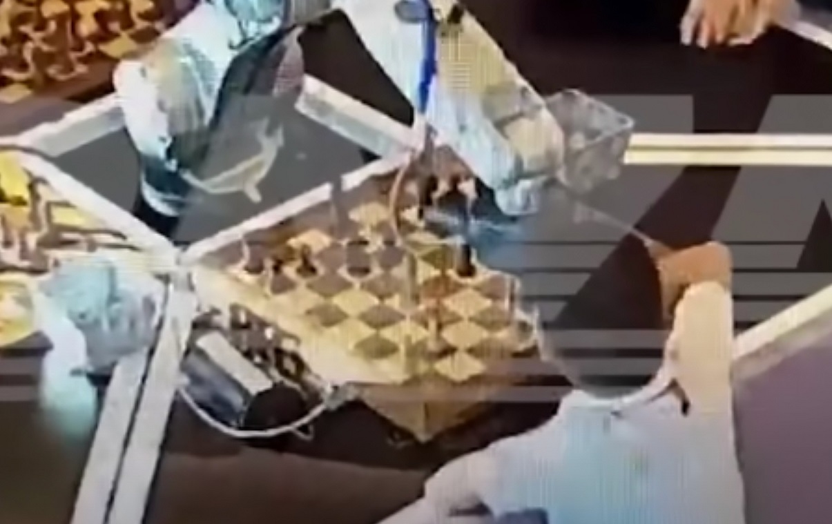 A chess robot playing four opponents