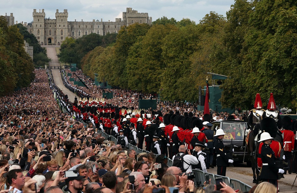Crowds flock to pay their respects to Queen Elizabeth II