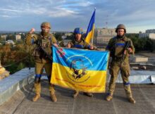 Ukrainian troops carrying their national flag
