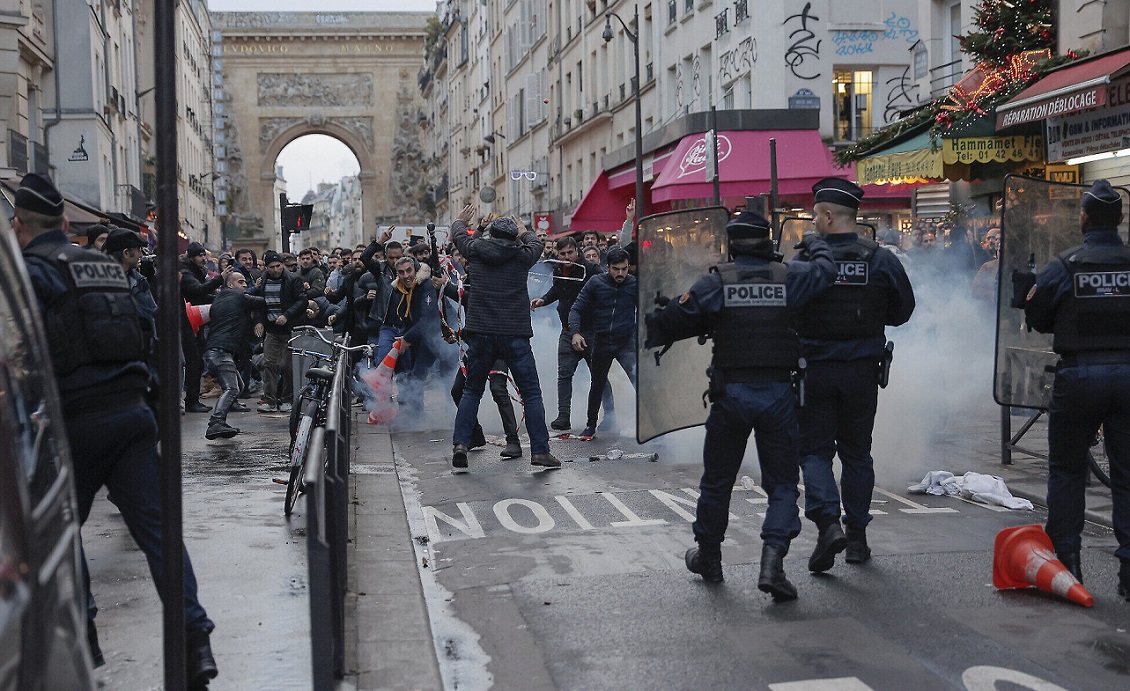 Protesters clash with police in Paris streets